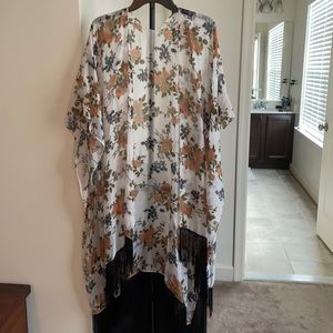 LAST DAY, CLOSET CLOSING!! Floral kimono with fringe
